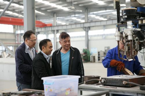 格式工厂刘荣在西冶新材料公司中试车间调研,向四川省原省长,首席专家